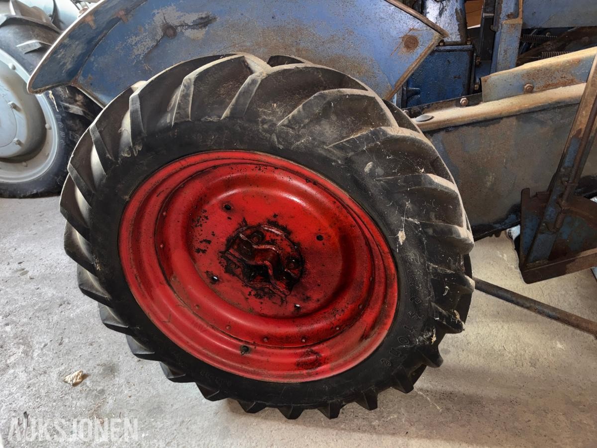 GARNER TRAKTOR MED SLÅTTEBJELKE, J.A.P INDUSTRIAL UNIT