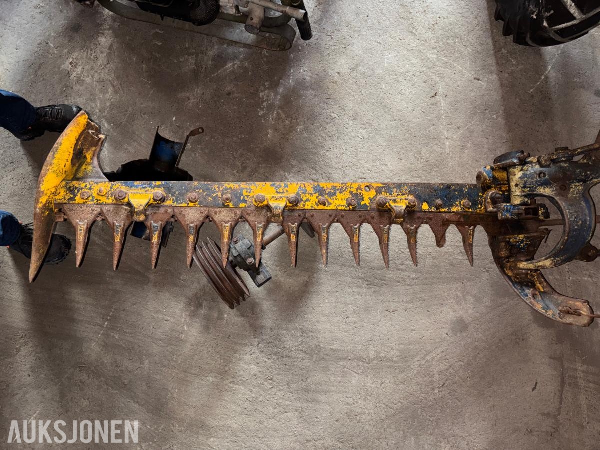 GARNER TRAKTOR MED SLÅTTEBJELKE, J.A.P INDUSTRIAL UNIT