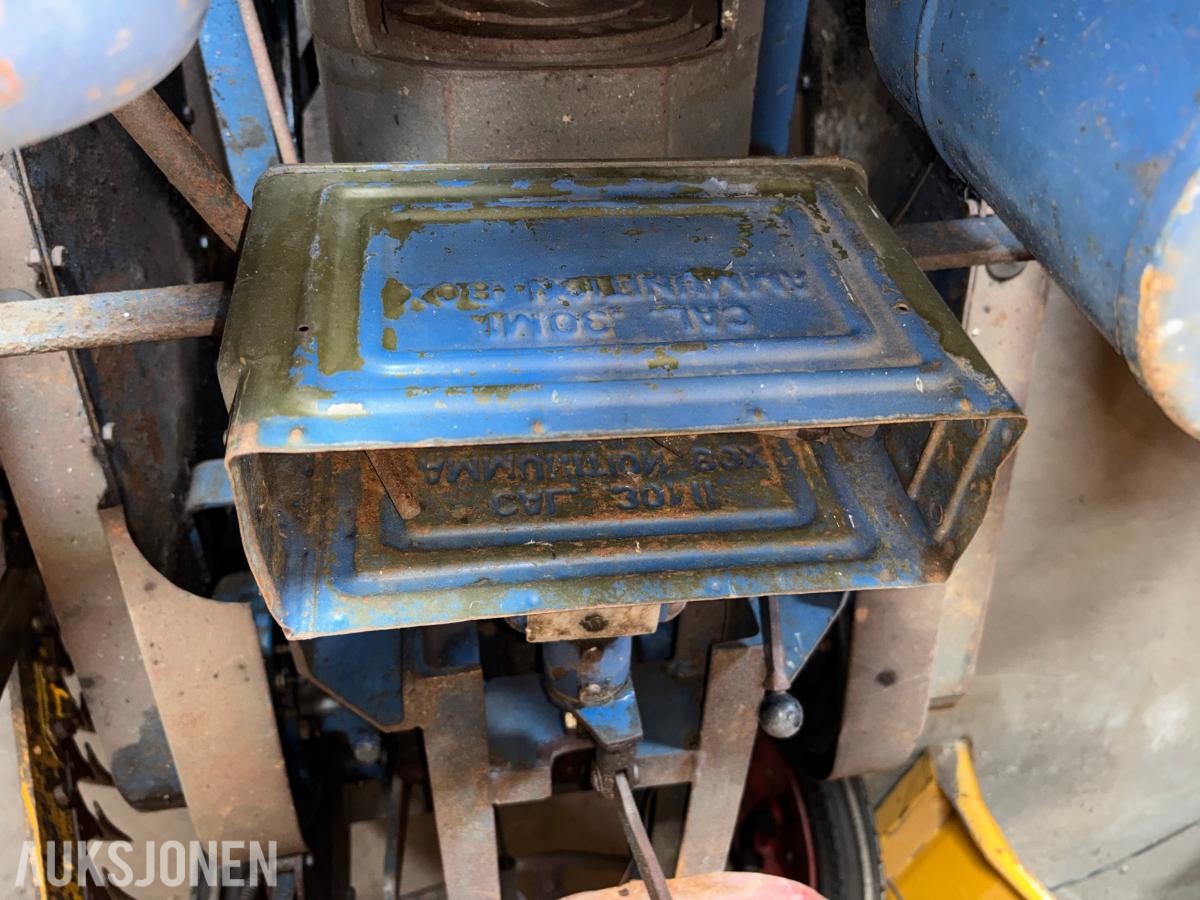 GARNER TRAKTOR MED SLÅTTEBJELKE, J.A.P INDUSTRIAL UNIT