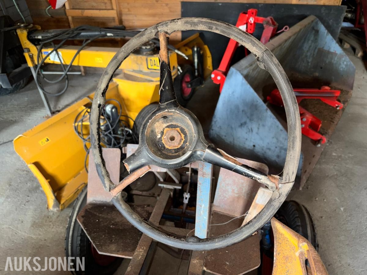 GARNER TRAKTOR MED SLÅTTEBJELKE, J.A.P INDUSTRIAL UNIT