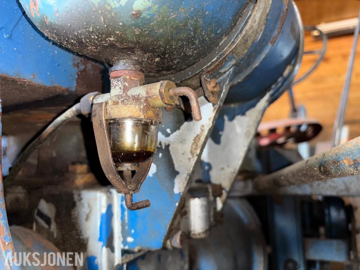 GARNER TRAKTOR MED SLÅTTEBJELKE, J.A.P INDUSTRIAL UNIT