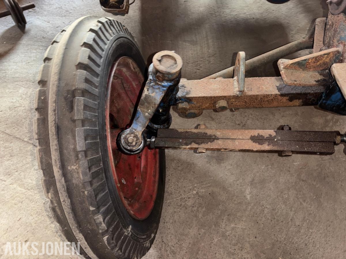 GARNER TRAKTOR MED SLÅTTEBJELKE, J.A.P INDUSTRIAL UNIT