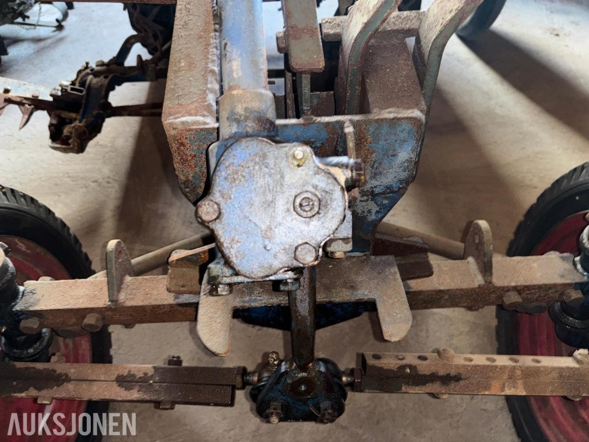 GARNER TRAKTOR MED SLÅTTEBJELKE, J.A.P INDUSTRIAL UNIT
