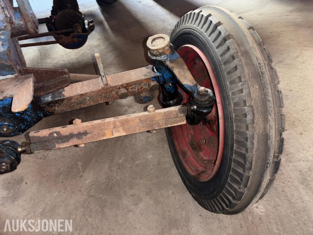 GARNER TRAKTOR MED SLÅTTEBJELKE, J.A.P INDUSTRIAL UNIT
