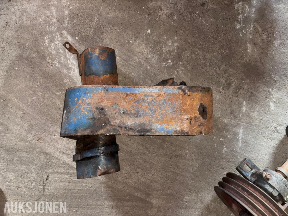 GARNER TRAKTOR MED SLÅTTEBJELKE, J.A.P INDUSTRIAL UNIT