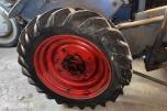 GARNER TRAKTOR MED SLÅTTEBJELKE, J.A.P INDUSTRIAL UNIT