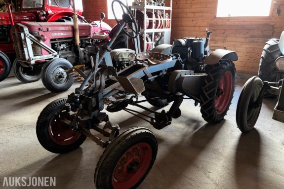 GARNER TRAKTOR MED SLÅTTEBJELKE, J.A.P INDUSTRIAL UNIT