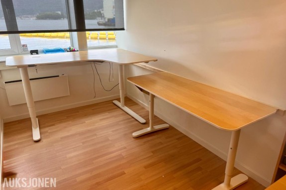 2 stk. pulter – 1 elektrisk hev- og senkbar og 1 manuell