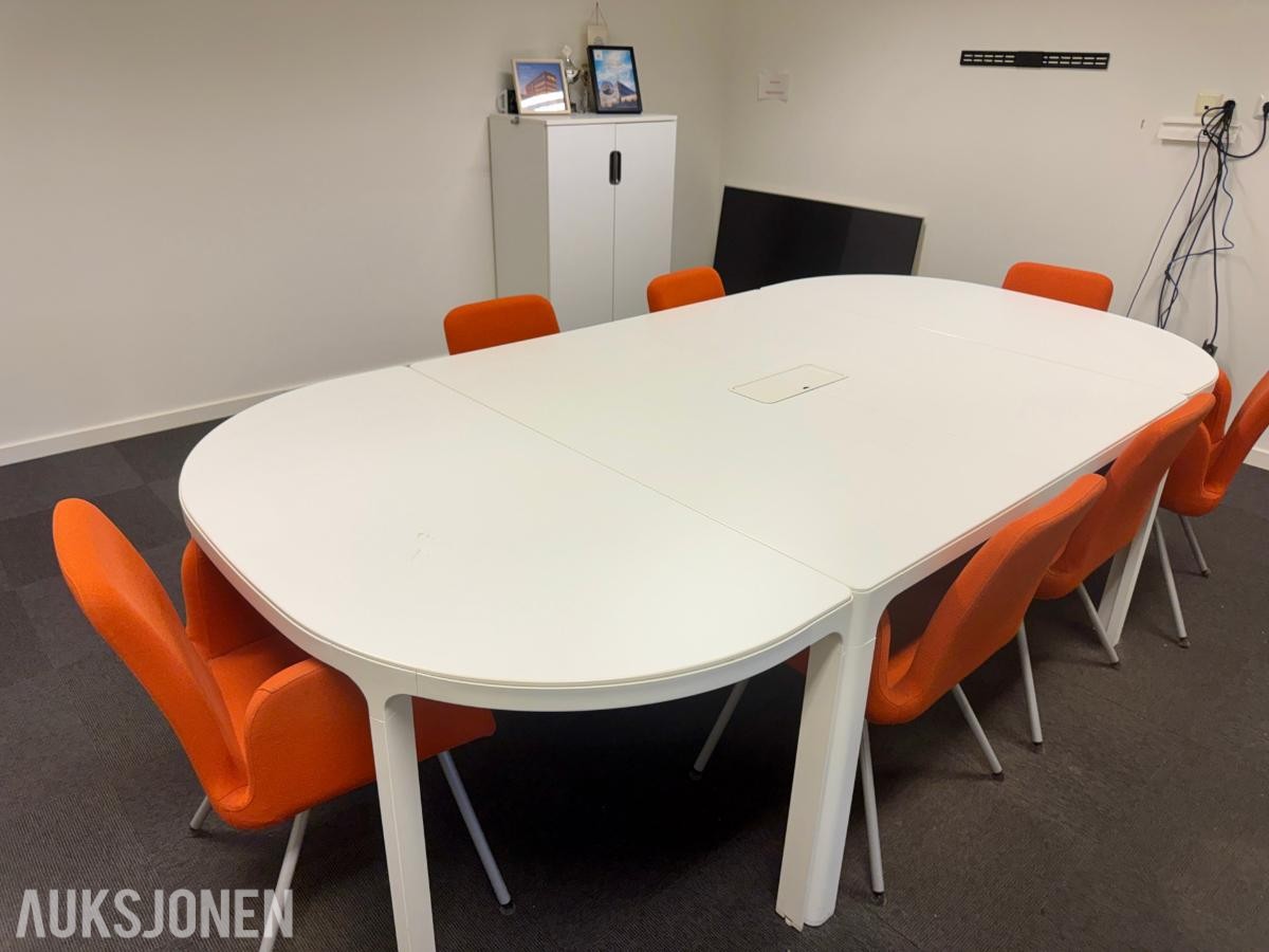 Konferansebord med 7 stk. orange stoler.
