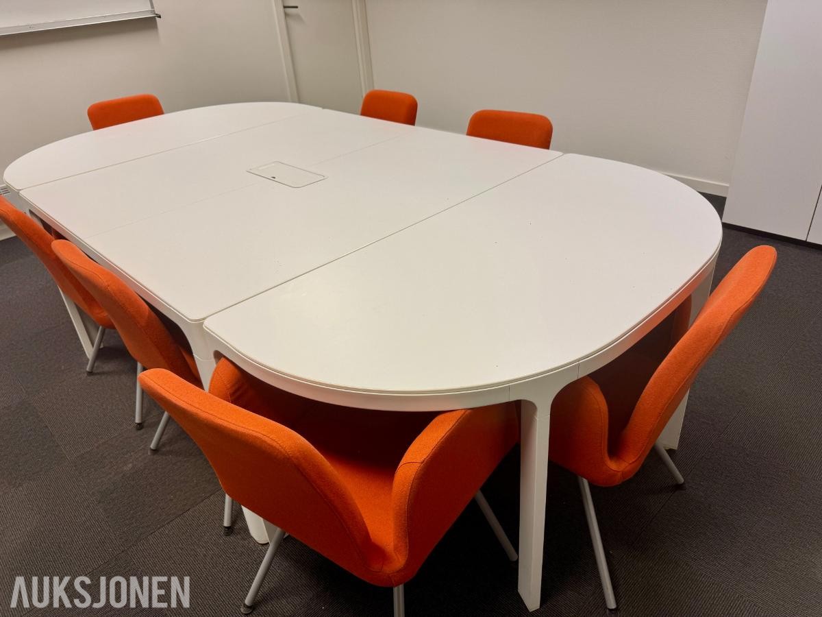Konferansebord med 7 stk. orange stoler.