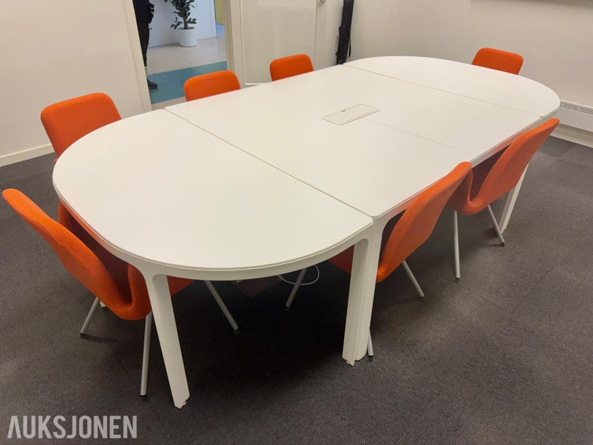 Konferansebord med 7 stk. orange stoler.