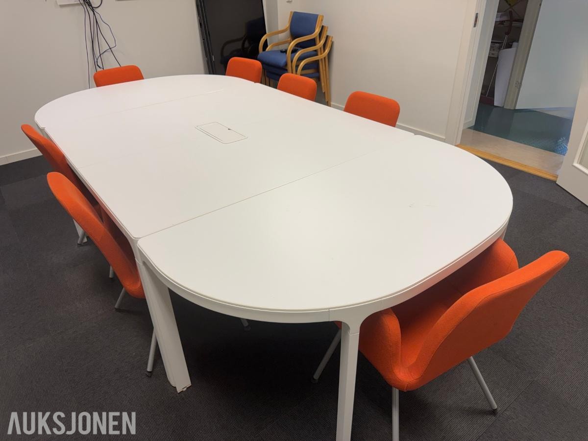 Konferansebord med 7 stk. orange stoler.