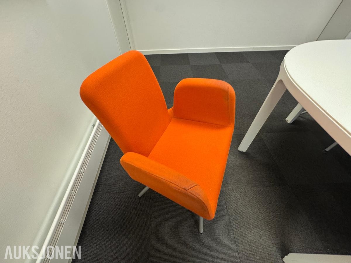 Konferansebord med 7 stk. orange stoler.