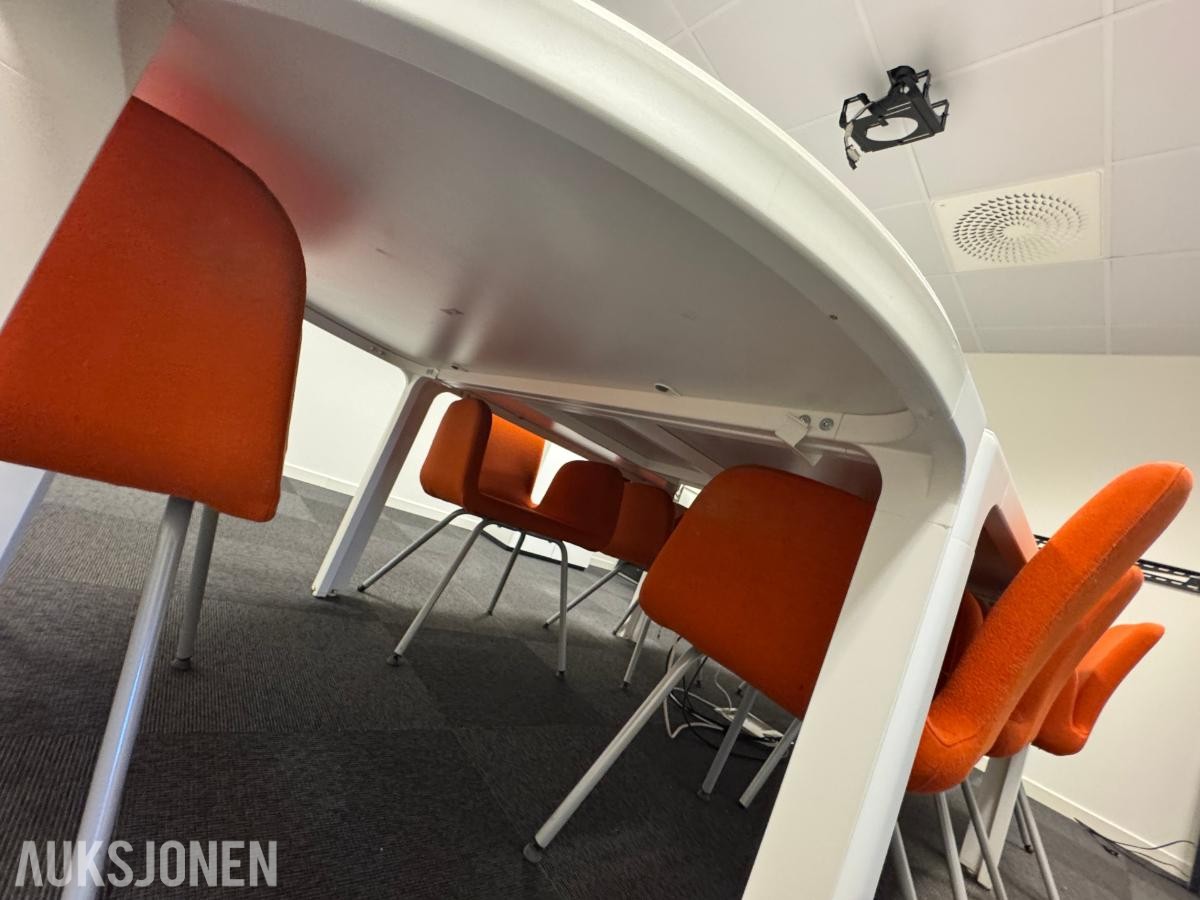 Konferansebord med 7 stk. orange stoler.