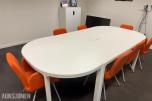 Konferansebord med 7 stk. orange stoler.