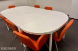 Konferansebord med 7 stk. orange stoler.