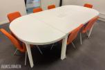 Konferansebord med 7 stk. orange stoler.