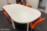 Konferansebord med 7 stk. orange stoler.