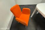 Konferansebord med 7 stk. orange stoler.
