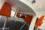 Konferansebord med 7 stk. orange stoler.
