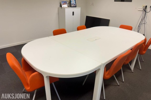 Konferansebord med 7 stk. orange stoler.