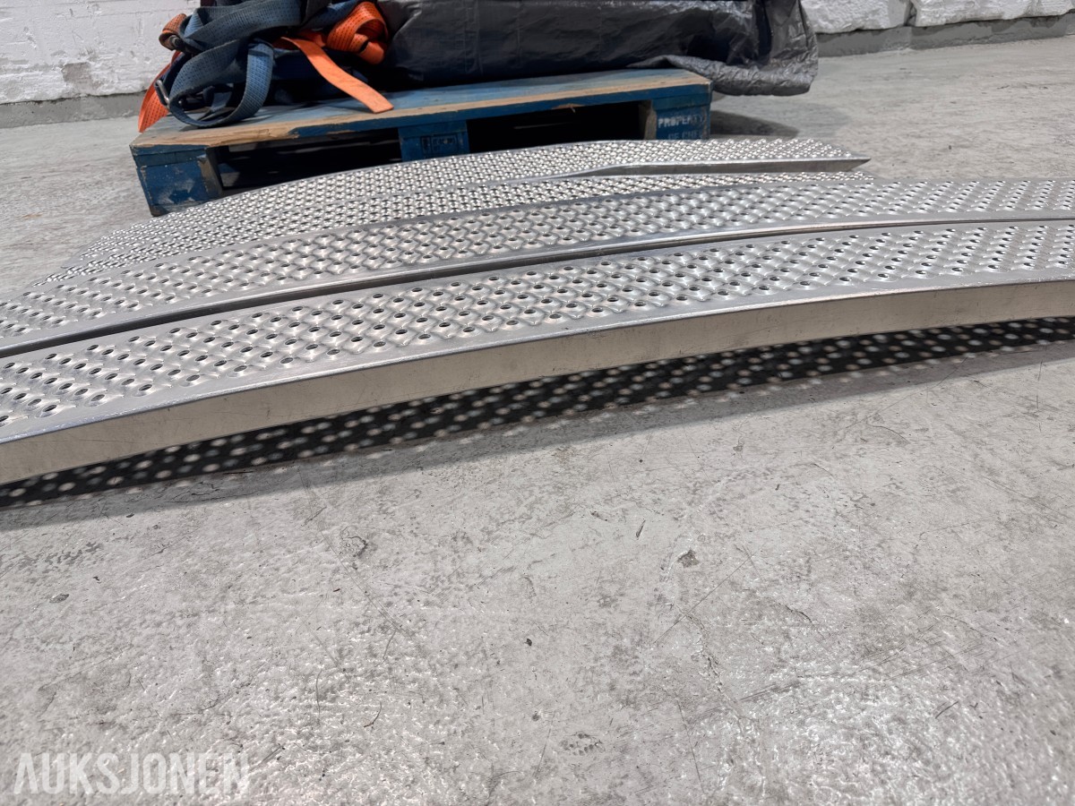 4 stk Kjørebruer og 2 stk bilramp