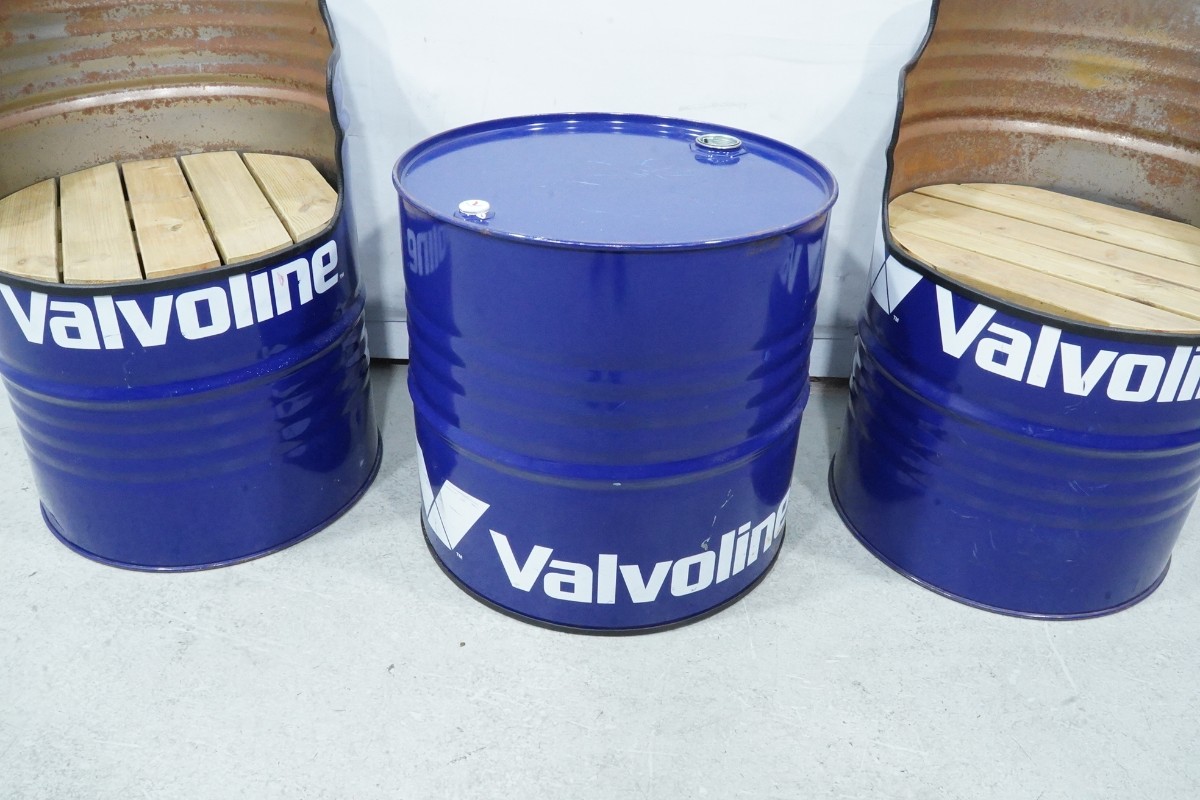 Sittegruppe laget av Valvoline-oljefat - 2.stk stoler og 1.stk bord