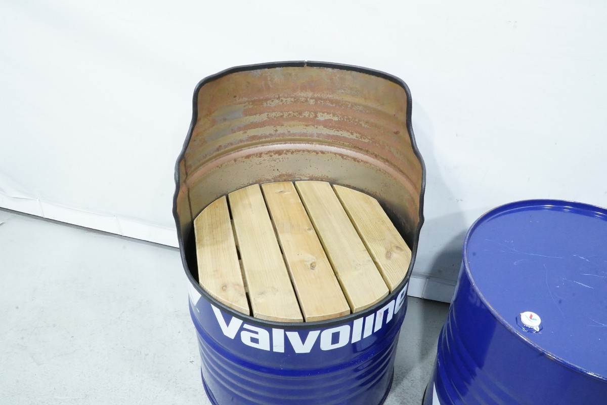 Sittegruppe laget av Valvoline-oljefat - 2.stk stoler og 1.stk bord