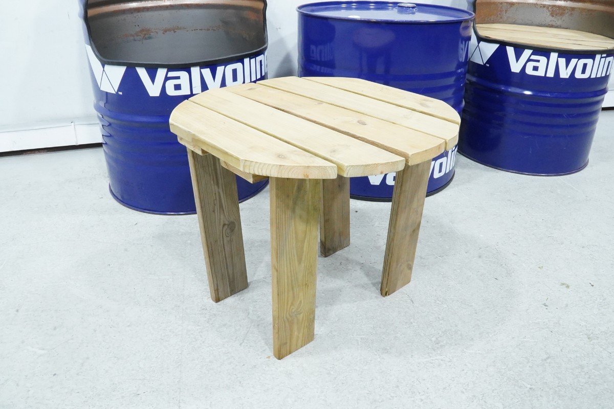 Sittegruppe laget av Valvoline-oljefat - 2.stk stoler og 1.stk bord