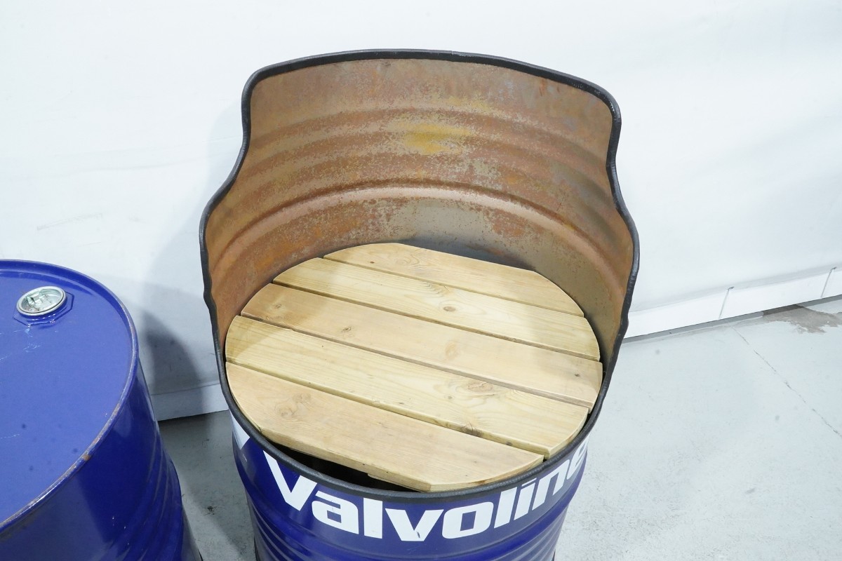 Sittegruppe laget av Valvoline-oljefat - 2.stk stoler og 1.stk bord