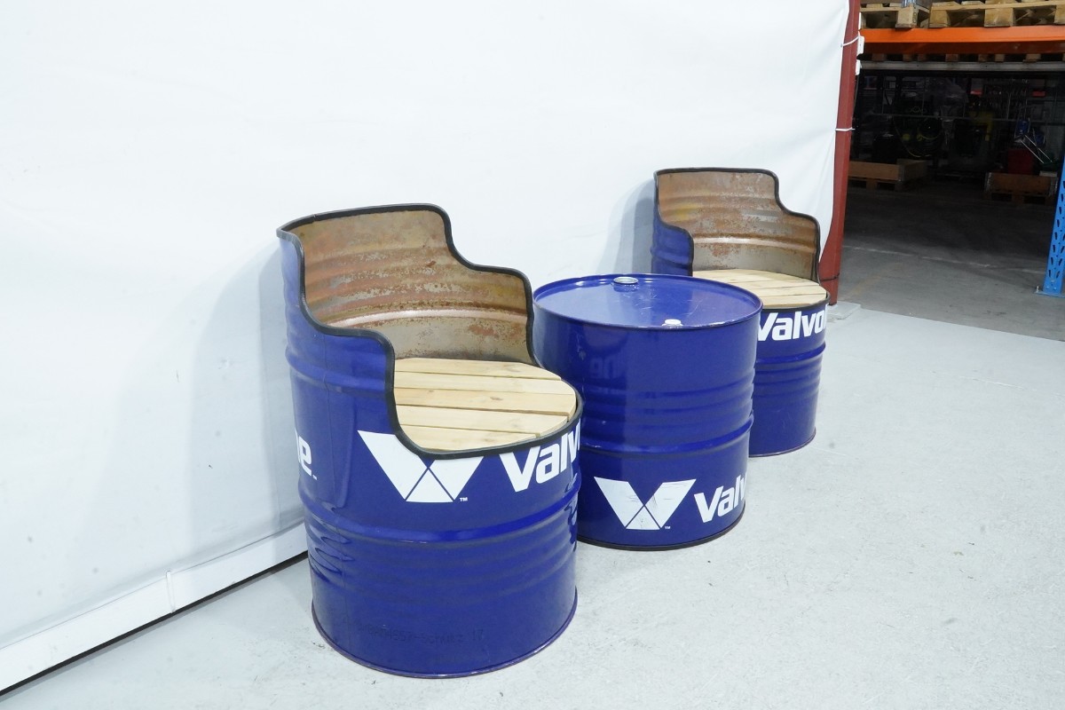 Sittegruppe laget av Valvoline-oljefat - 2.stk stoler og 1.stk bord