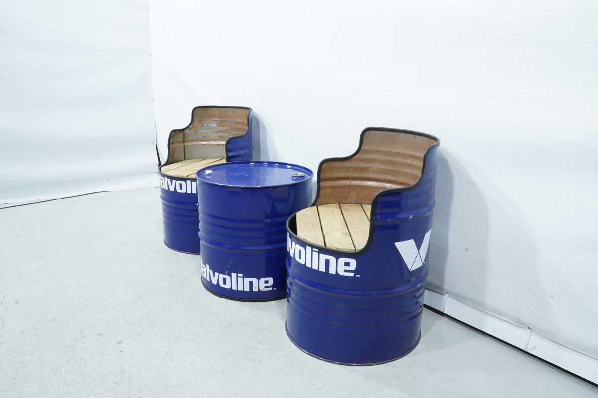 Sittegruppe laget av Valvoline-oljefat - 2.stk stoler og 1.stk bord