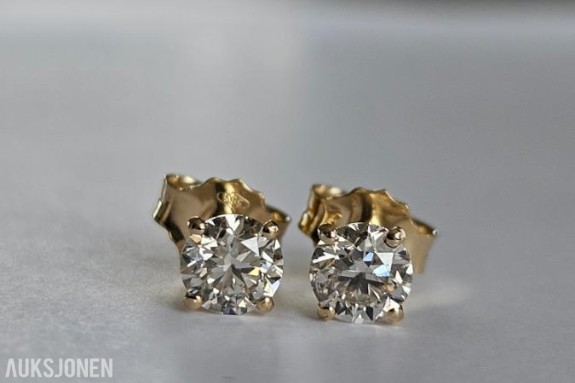 1.05CT ENSTENS DIAMANTØREDOBBER I 14K GULL. HELT NATURLIGE DIAMANTER! TAKSTBREV OG SERTIFIKAT!