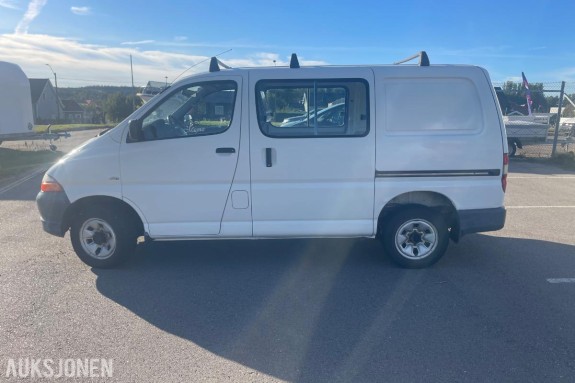 2006 Toyota HiAce 2.5 102hk  4WD 3 seter s+v dekk eu ok 03.2028                  182000km