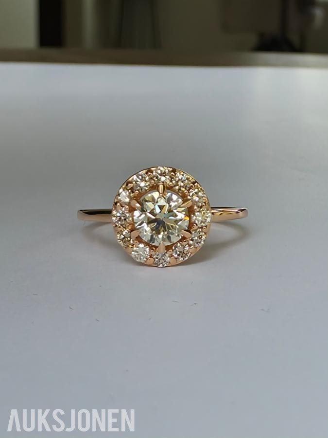 0.82CT DIAMANTRING I 14K GULL. NATURLIGE DIAMANTER! TAKSTBREV OG SERTIFIKAT!