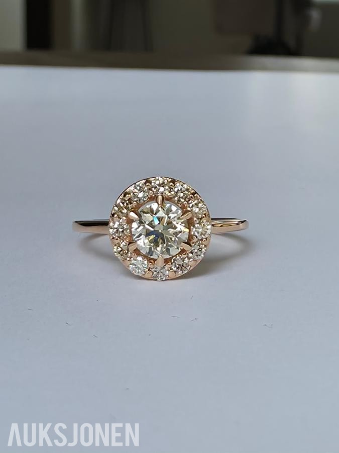 0.82CT DIAMANTRING I 14K GULL. NATURLIGE DIAMANTER! TAKSTBREV OG SERTIFIKAT!