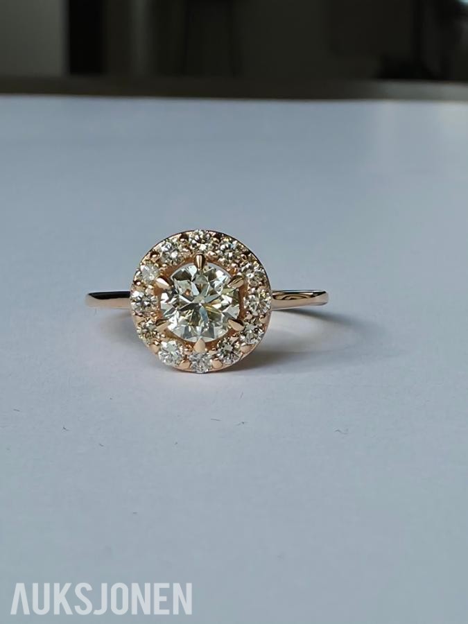 0.82CT DIAMANTRING I 14K GULL. NATURLIGE DIAMANTER! TAKSTBREV OG SERTIFIKAT!