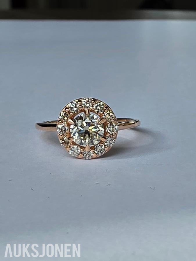 0.82CT DIAMANTRING I 14K GULL. NATURLIGE DIAMANTER! TAKSTBREV OG SERTIFIKAT!