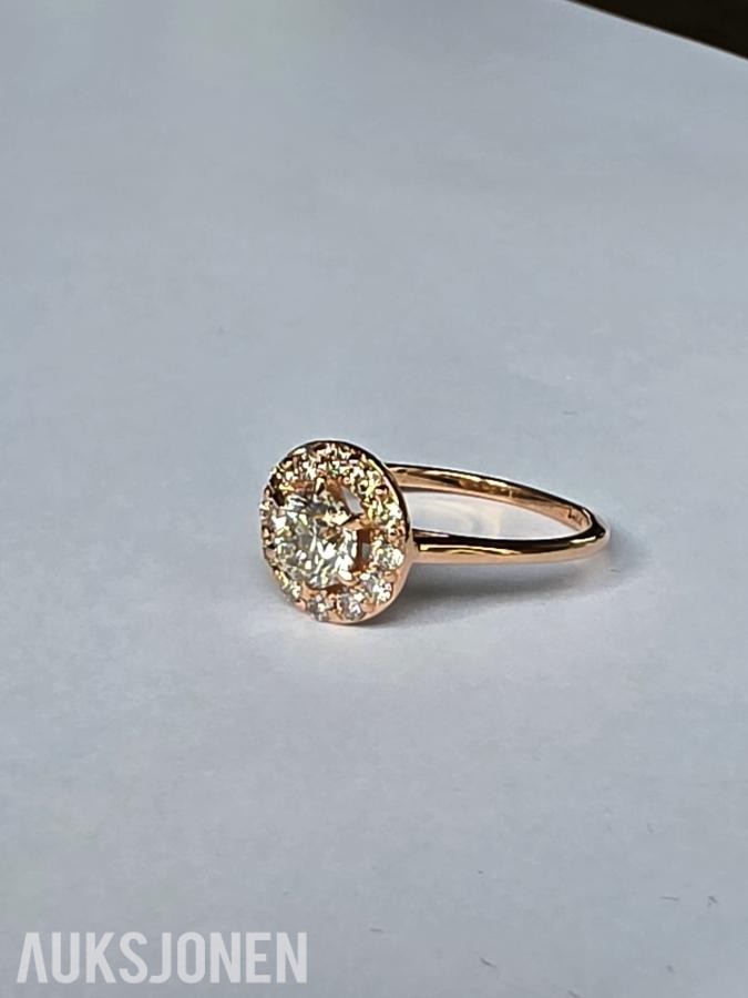 0.82CT DIAMANTRING I 14K GULL. NATURLIGE DIAMANTER! TAKSTBREV OG SERTIFIKAT!