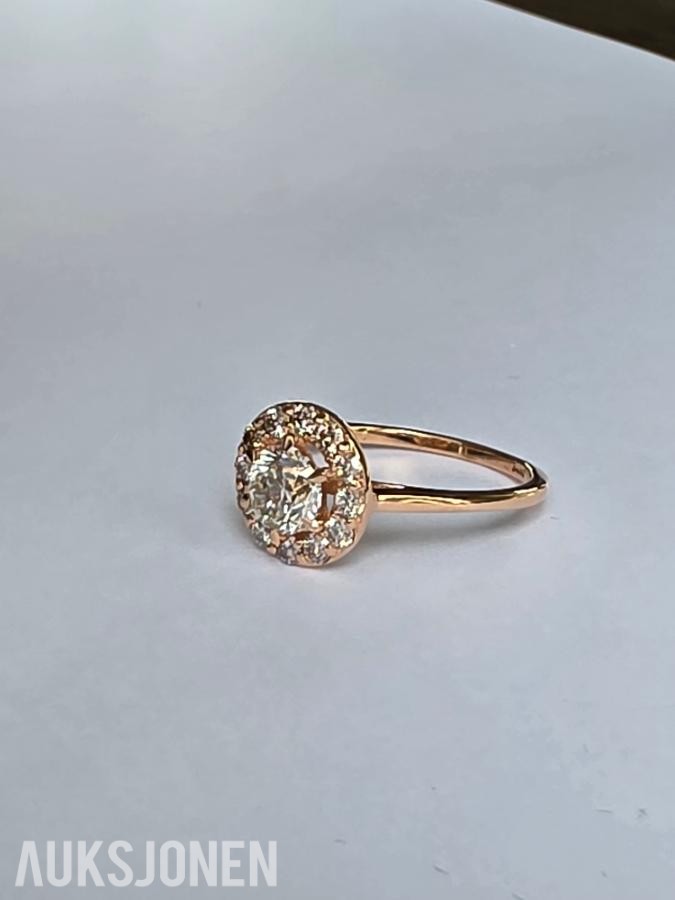 0.82CT DIAMANTRING I 14K GULL. NATURLIGE DIAMANTER! TAKSTBREV OG SERTIFIKAT!