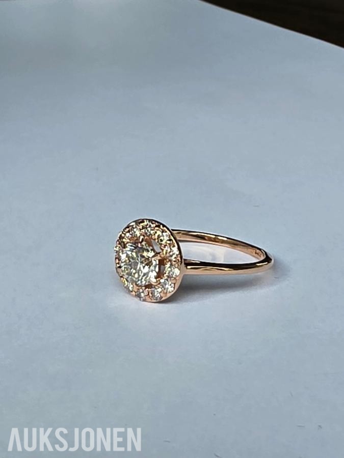 0.82CT DIAMANTRING I 14K GULL. NATURLIGE DIAMANTER! TAKSTBREV OG SERTIFIKAT!