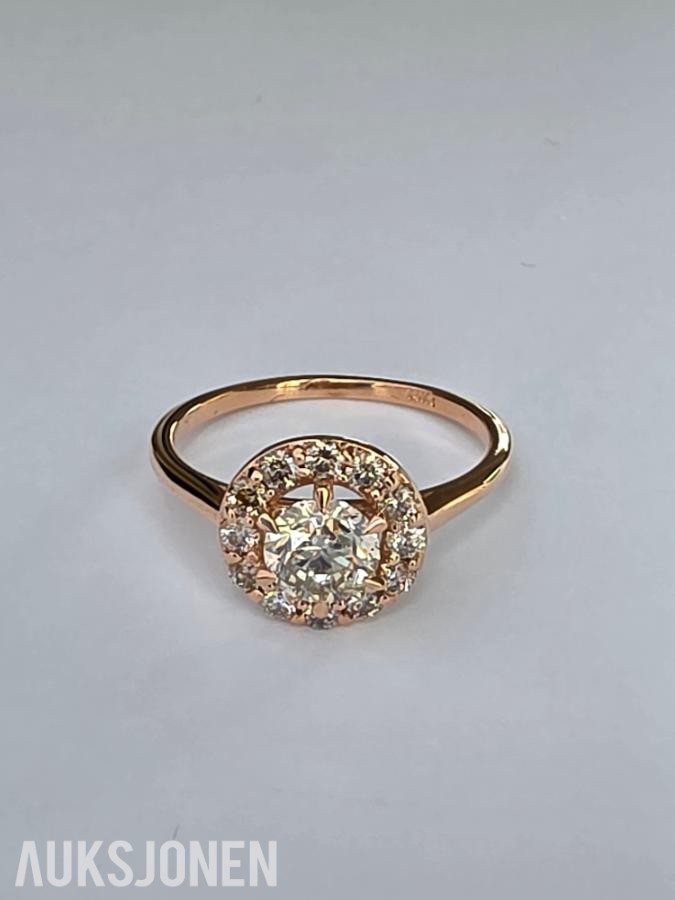 0.82CT DIAMANTRING I 14K GULL. NATURLIGE DIAMANTER! TAKSTBREV OG SERTIFIKAT!