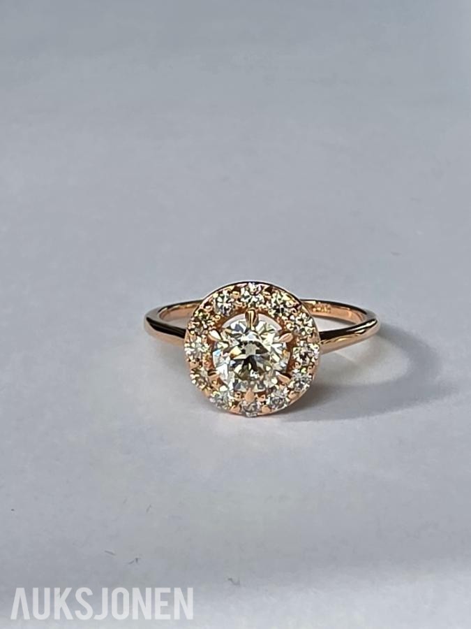 0.82CT DIAMANTRING I 14K GULL. NATURLIGE DIAMANTER! TAKSTBREV OG SERTIFIKAT!