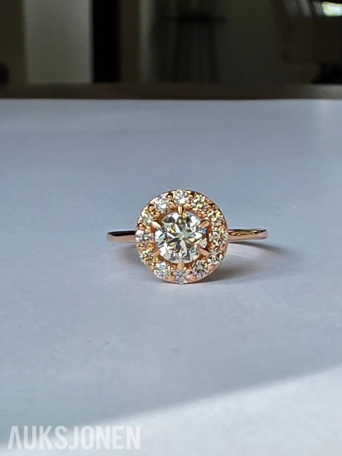 0.82CT DIAMANTRING I 14K GULL. NATURLIGE DIAMANTER! TAKSTBREV OG SERTIFIKAT!