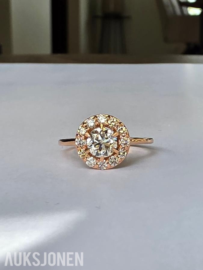 0.82CT DIAMANTRING I 14K GULL. NATURLIGE DIAMANTER! TAKSTBREV OG SERTIFIKAT!