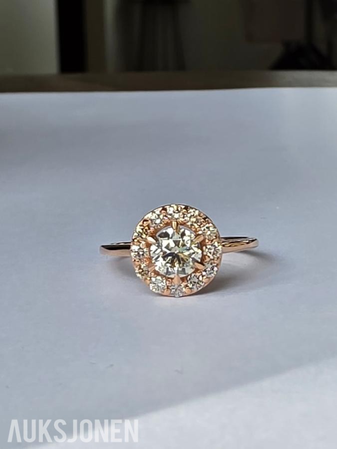 0.82CT DIAMANTRING I 14K GULL. NATURLIGE DIAMANTER! TAKSTBREV OG SERTIFIKAT!