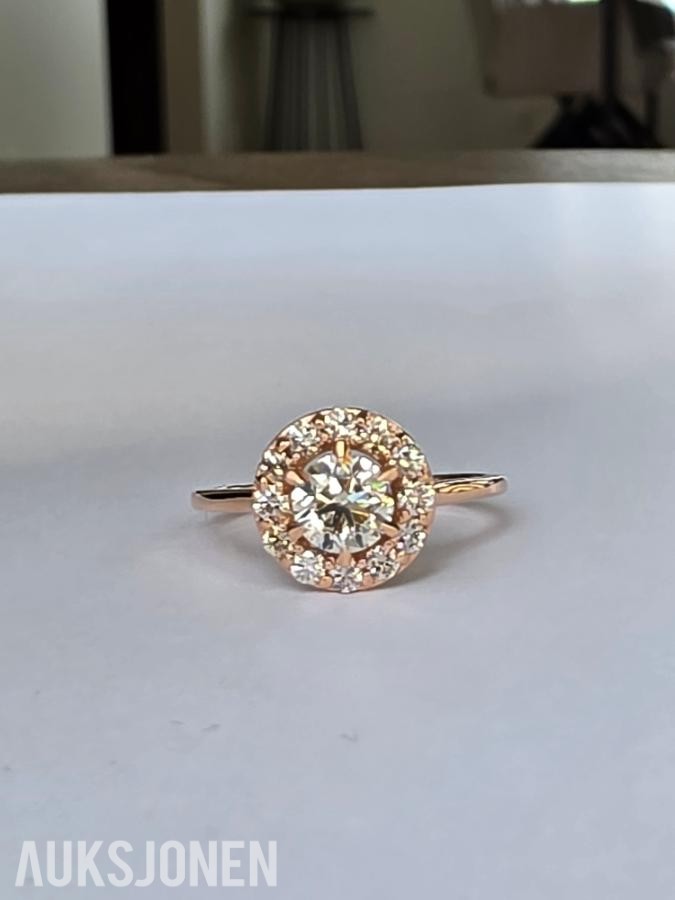 0.82CT DIAMANTRING I 14K GULL. NATURLIGE DIAMANTER! TAKSTBREV OG SERTIFIKAT!