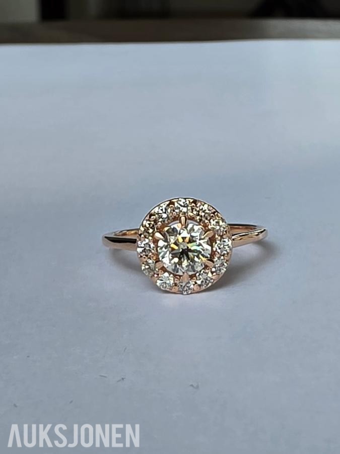 0.82CT DIAMANTRING I 14K GULL. NATURLIGE DIAMANTER! TAKSTBREV OG SERTIFIKAT!