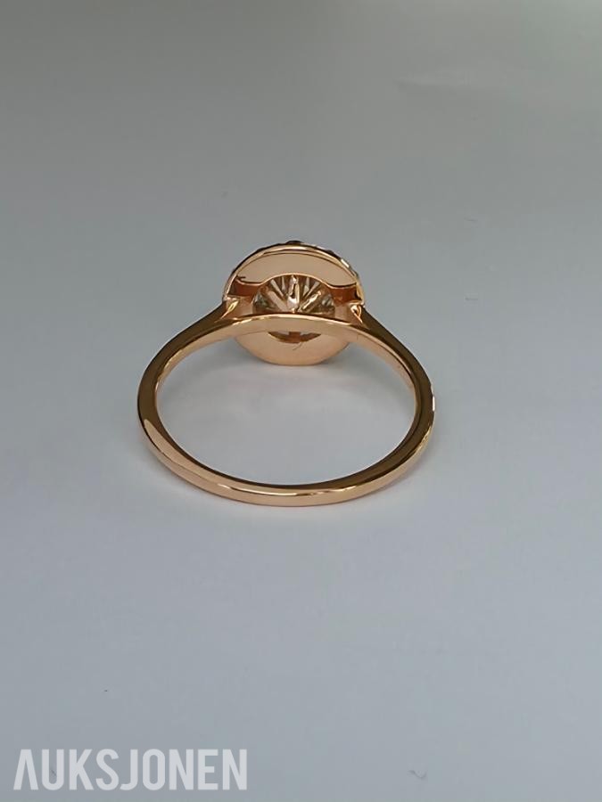 0.82CT DIAMANTRING I 14K GULL. NATURLIGE DIAMANTER! TAKSTBREV OG SERTIFIKAT!