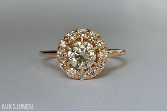 0.82CT DIAMANTRING I 14K GULL. HELT NATURLIGE DIAMANTER! TAKSTBREV OG SERTIFIKAT!